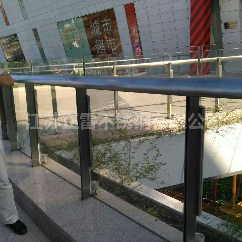 商場(chǎng)室外雙片不銹鋼欄桿立柱